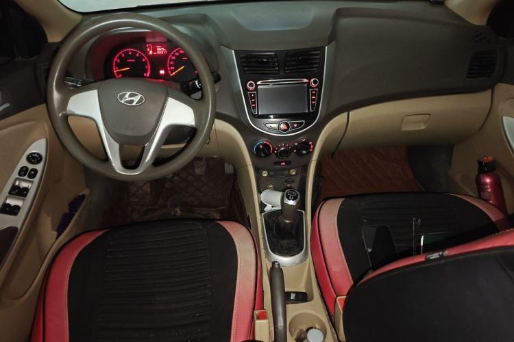 Used Hyundai Verna (older generation) 2010 Sedan 1.4L Manual Comfort GS Center Console