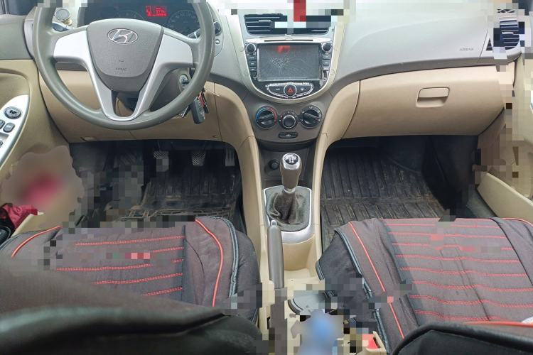 Used Hyundai Verna (older generation) 2010 Sedan 1.4L Manual Comfort GS Center Console