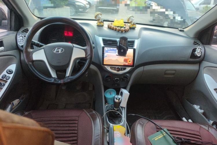 Used Hyundai Verna (older generation) 2010 Sedan 1.4L Manual Comfort GS Center Console