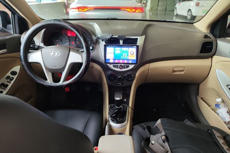 Used Hyundai Verna (older generation) 2010 Sedan 1.4L Manual Comfort GS Center Console