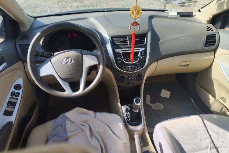 Used Hyundai Verna (older generation) 2010 Sedan 1.4L Manual Comfort GS Center Console