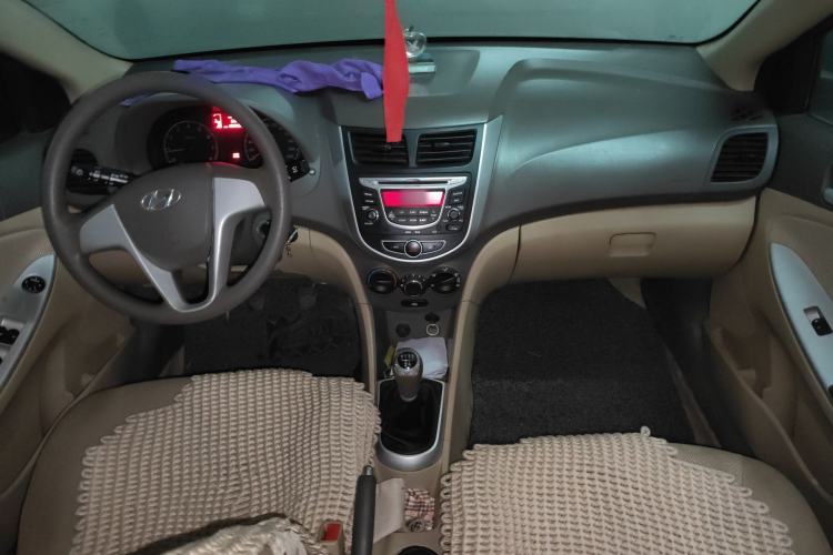 Used Hyundai Verna (older generation) 2010 Sedan 1.4L Manual Comfort GS Center Console