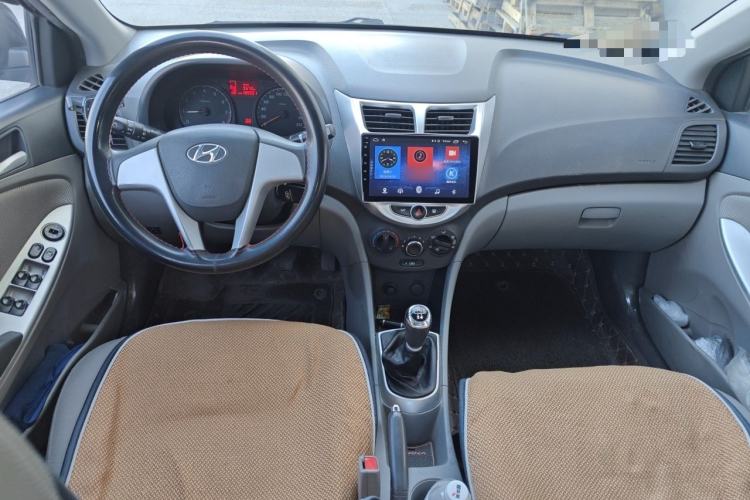 Used Hyundai Verna (older generation) 2010 Sedan 1.4L Manual Comfort GS Center Console