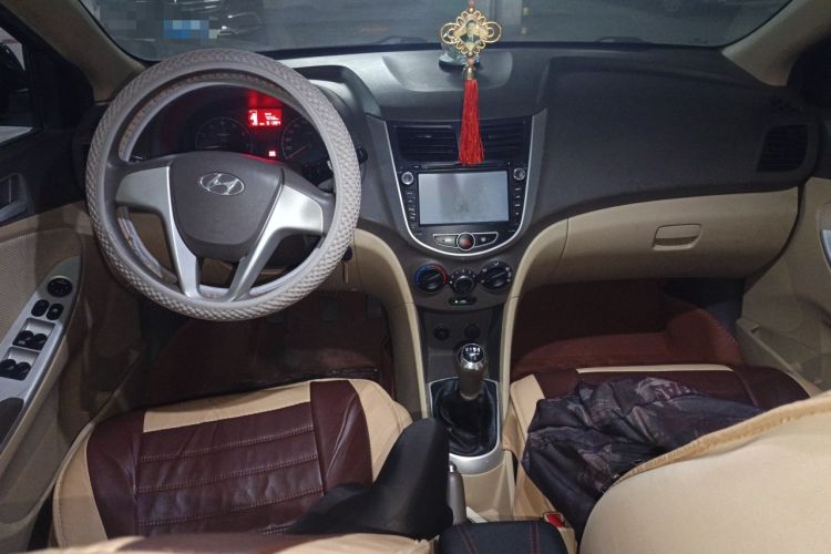 Used Hyundai Verna (older generation) 2010 Sedan 1.4L Manual Comfort GS Center Console