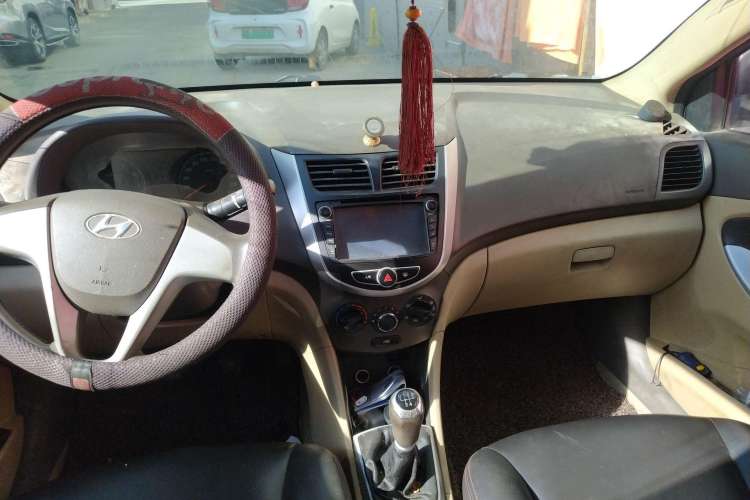 Used Hyundai Verna (older generation) 2010 Sedan 1.4L Manual Comfort GS Center Console