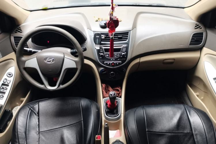 Used Hyundai Verna (older generation) 2010 Sedan 1.4L Manual Comfort GS Center Console
