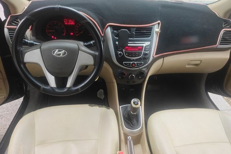 Used Hyundai Verna (older generation) 2010 Sedan 1.4L Manual Comfort GS Center Console