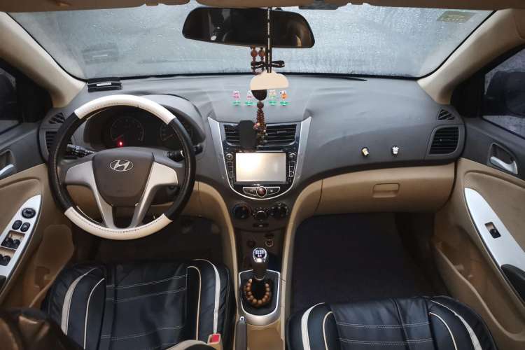 Used Hyundai Verna (older generation) 2010 Sedan 1.4L Manual Comfort GS Center Console