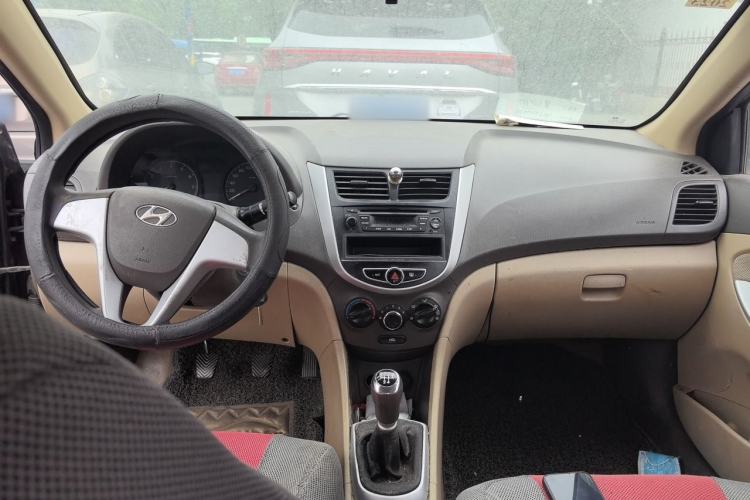 Used Hyundai Verna (older generation) 2010 Sedan 1.4L Manual Comfort GS Center Console
