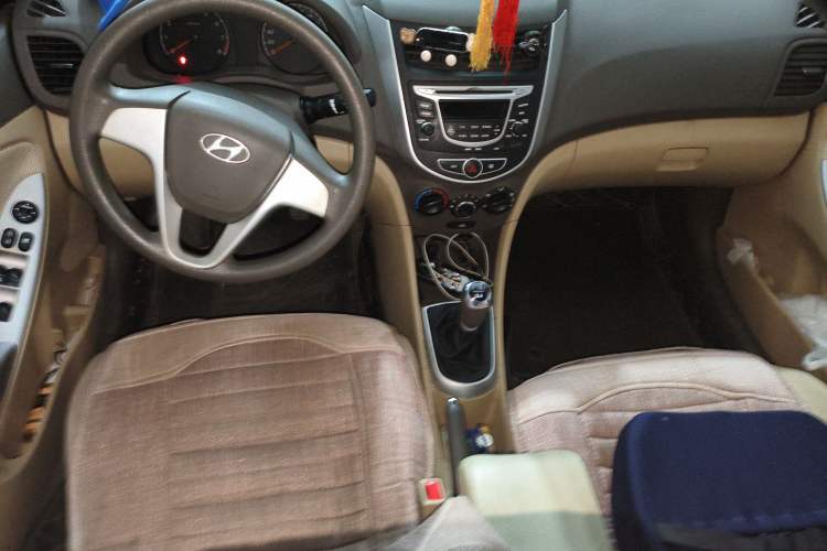 Used Hyundai Verna (older generation) 2010 Sedan 1.4L Manual Comfort GS Center Console