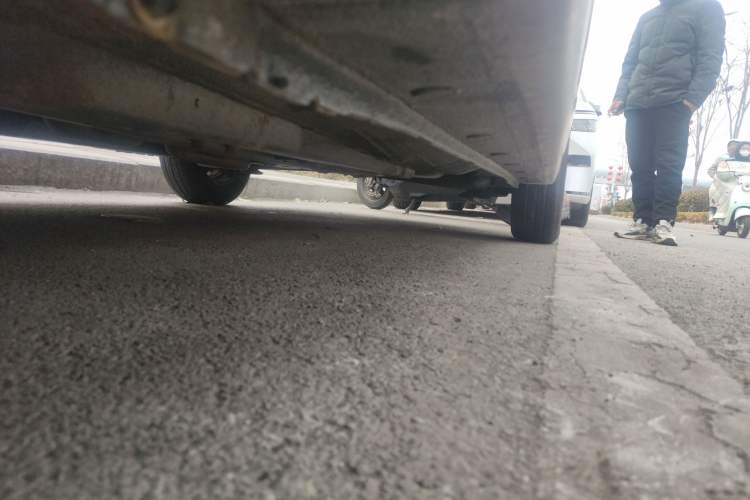 Used Hyundai Verna (older generation) 2010 Sedan 1.4L Manual Comfort GS Chassis Front Left