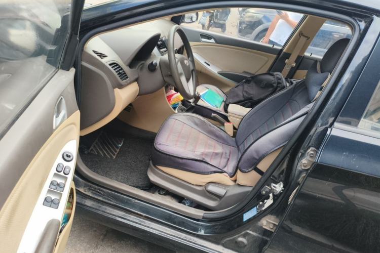 Used Hyundai Verna (older generation) 2010 Sedan 1.4L Manual Comfort GS Driver Seat