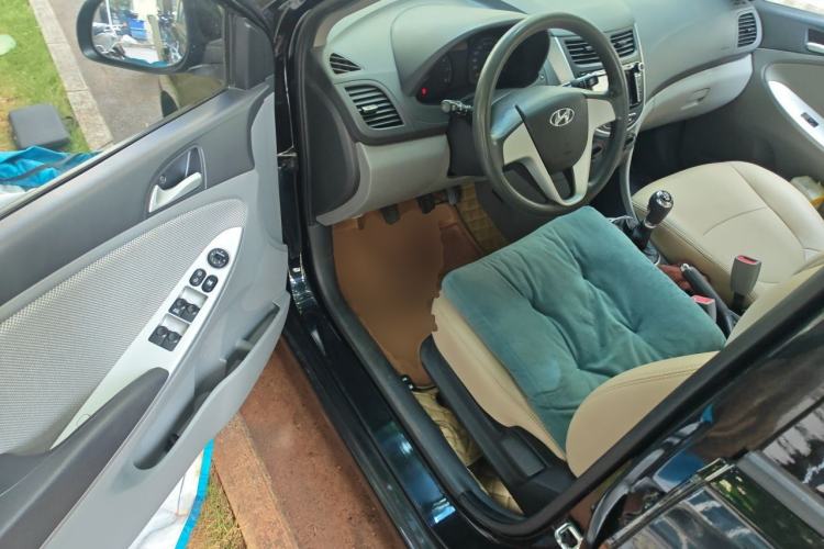 Used Hyundai Verna (older generation) 2010 Sedan 1.4L Manual Comfort GS Driver Seat
