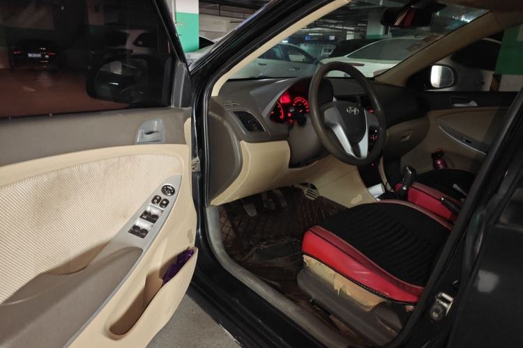 Used Hyundai Verna (older generation) 2010 Sedan 1.4L Manual Comfort GS Driver Seat