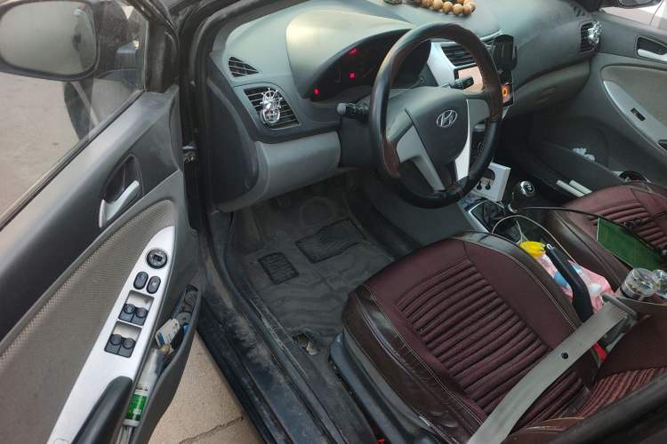 Used Hyundai Verna (older generation) 2010 Sedan 1.4L Manual Comfort GS Driver Seat