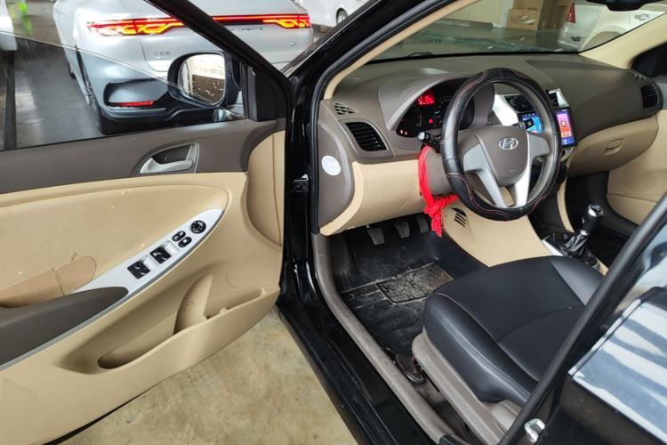 Used Hyundai Verna (older generation) 2010 Sedan 1.4L Manual Comfort GS Driver Seat