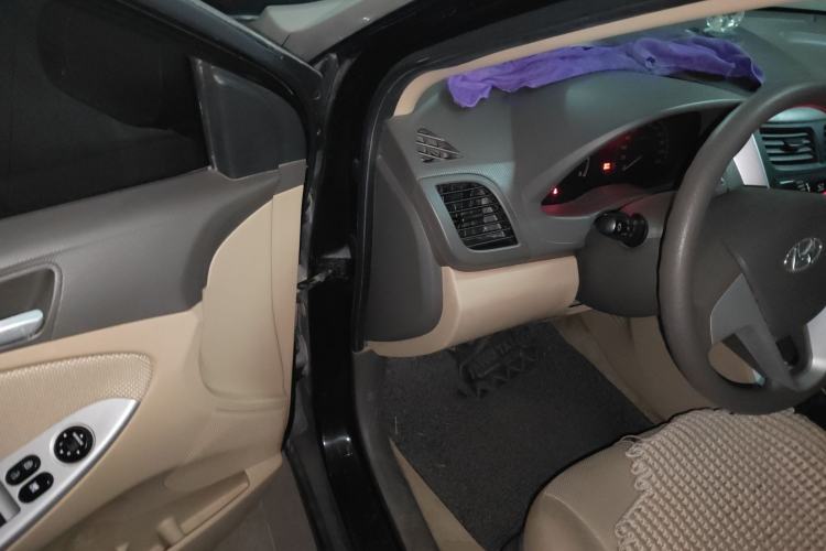 Used Hyundai Verna (older generation) 2010 Sedan 1.4L Manual Comfort GS Driver Seat