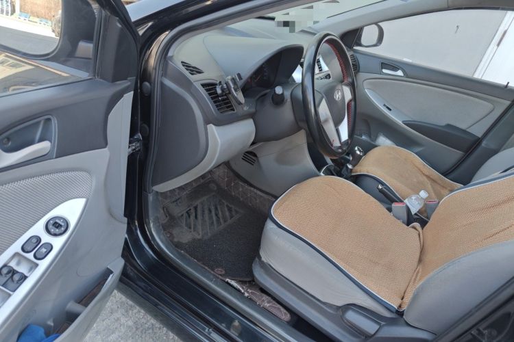 Used Hyundai Verna (older generation) 2010 Sedan 1.4L Manual Comfort GS Driver Seat