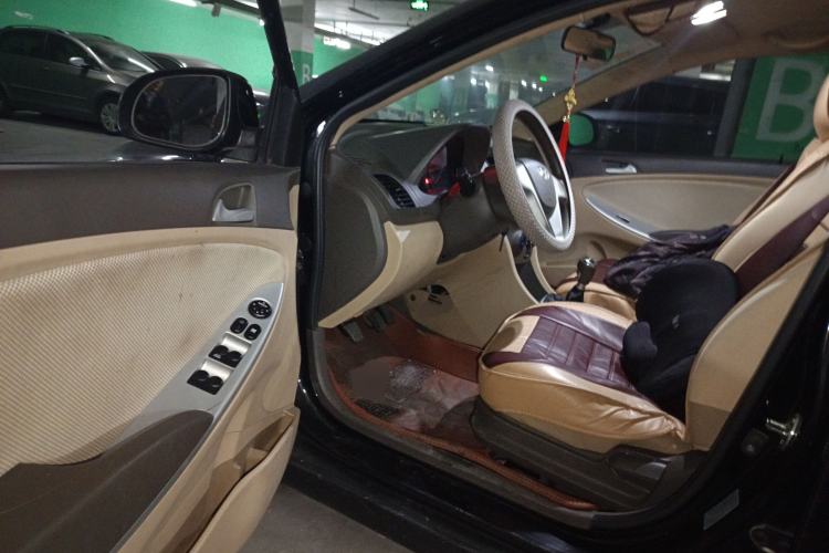 Used Hyundai Verna (older generation) 2010 Sedan 1.4L Manual Comfort GS Driver Seat