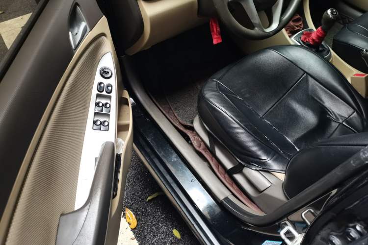 Used Hyundai Verna (older generation) 2010 Sedan 1.4L Manual Comfort GS Driver Seat