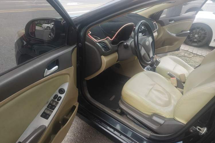 Used Hyundai Verna (older generation) 2010 Sedan 1.4L Manual Comfort GS Driver Seat