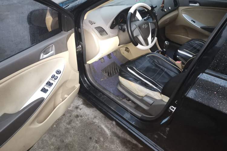 Used Hyundai Verna (older generation) 2010 Sedan 1.4L Manual Comfort GS Driver Seat
