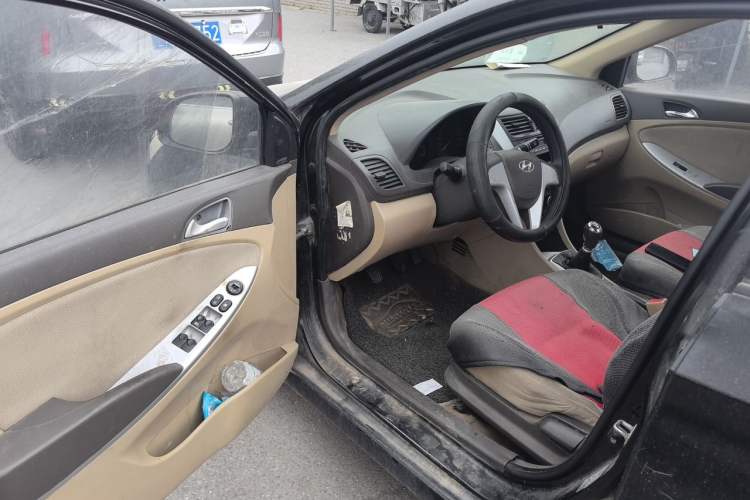 Used Hyundai Verna (older generation) 2010 Sedan 1.4L Manual Comfort GS Driver Seat
