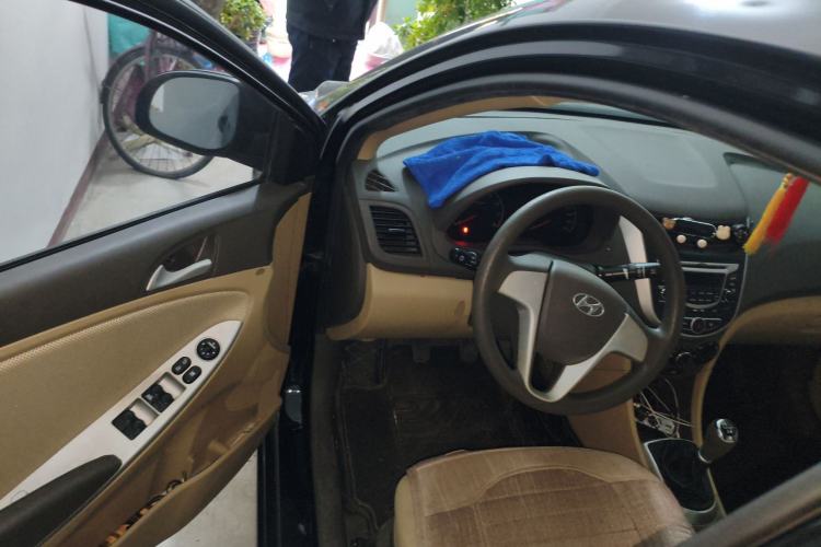 Used Hyundai Verna (older generation) 2010 Sedan 1.4L Manual Comfort GS Driver Seat