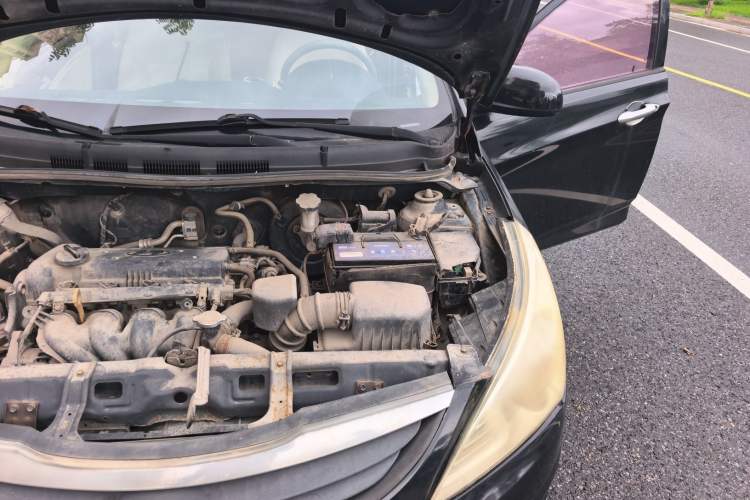 Used Hyundai Verna (older generation) 2010 Sedan 1.4L Manual Comfort GS Engine Bay Left