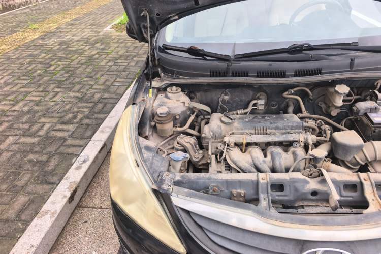 Used Hyundai Verna (older generation) 2010 Sedan 1.4L Manual Comfort GS Engine Bay Right