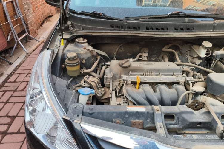 Used Hyundai Verna (older generation) 2010 Sedan 1.4L Manual Standard GL Model Engine Bay Right