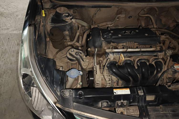 Used Hyundai Verna (older generation) 2010 Sedan 1.4L Manual Comfort GS Engine Bay Right