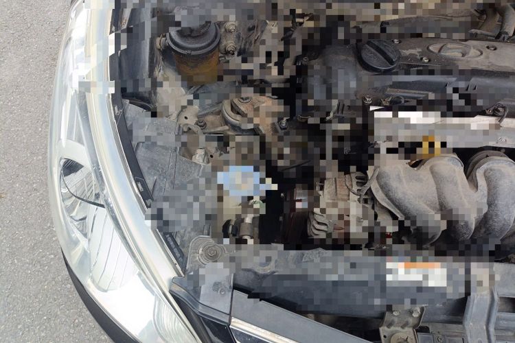Used Hyundai Verna (older generation) 2010 Sedan 1.4L Manual Comfort GS Engine Bay Right