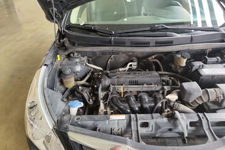 Used Hyundai Verna (older generation) 2010 Sedan 1.4L Manual Comfort GS Engine Bay Right