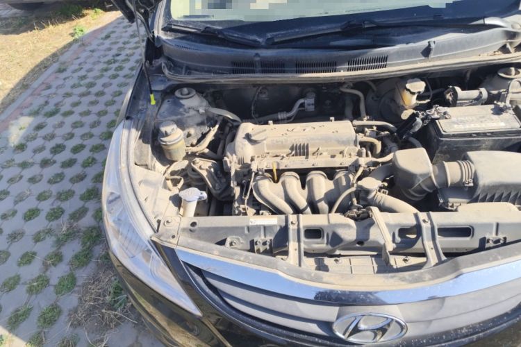 Used Hyundai Verna (older generation) 2010 Sedan 1.4L Manual Comfort GS Engine Bay Right