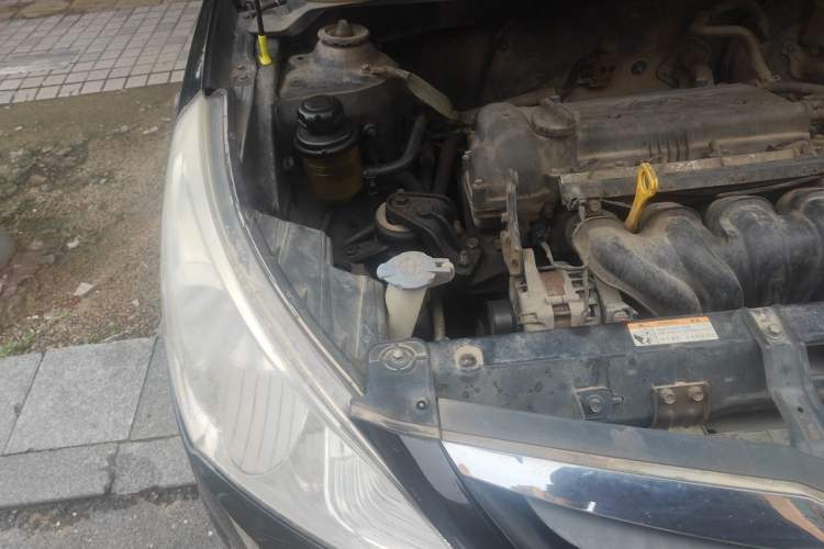 Used Hyundai Verna (older generation) 2010 Sedan 1.4L Manual Comfort GS Engine Bay Right
