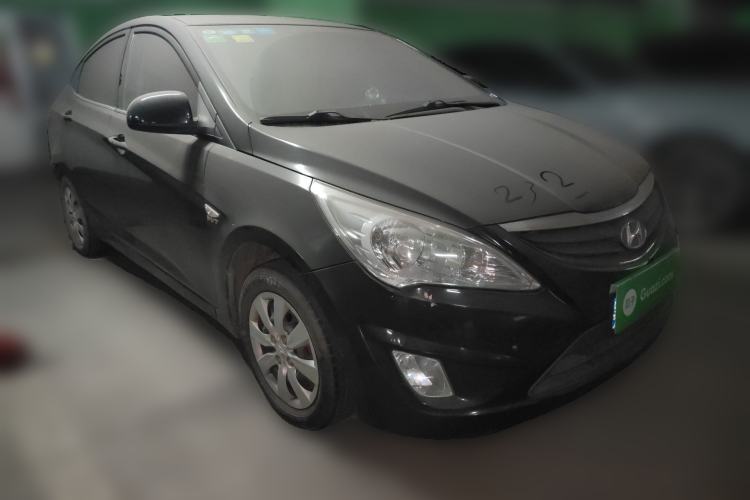 Used Hyundai Verna (older generation) 2010 Sedan 1.4L Manual Comfort GS Front Right 45 Deg