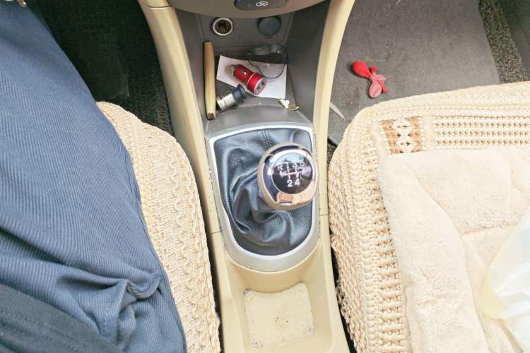 Used Hyundai Verna (older generation) 2010 Sedan 1.4L Manual Comfort GS Gear Lever