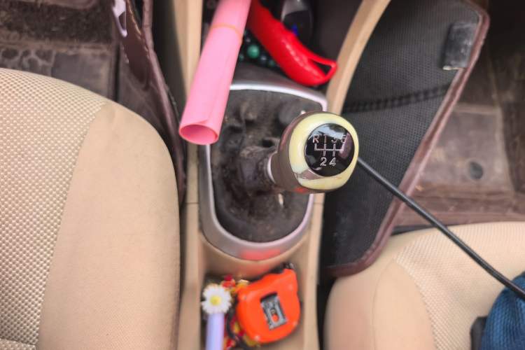 Used Hyundai Verna (older generation) 2010 Sedan 1.4L Manual Comfort GS Gear Lever