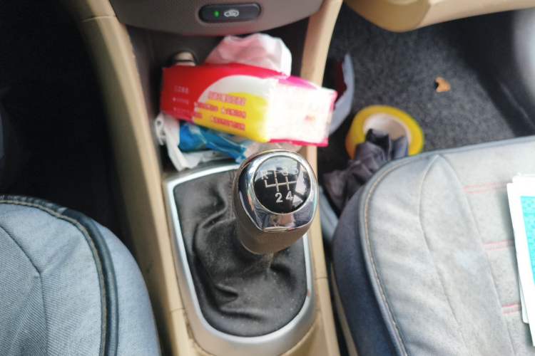 Used Hyundai Verna (older generation) 2010 Sedan 1.4L Manual Comfort GS Gear Lever
