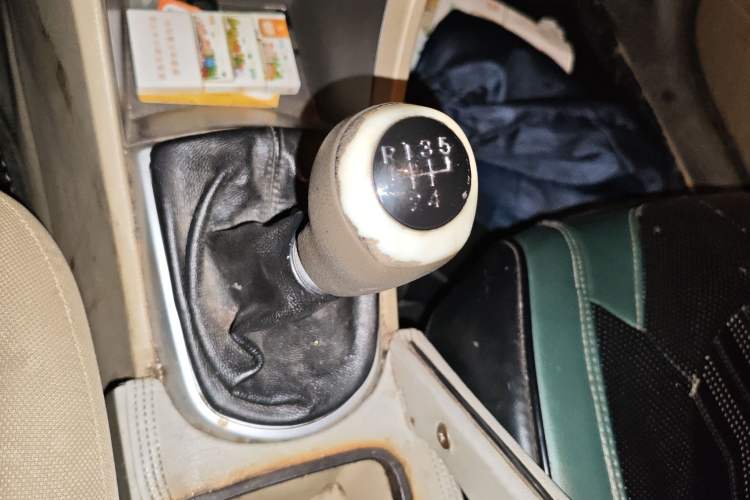Used Hyundai Verna (older generation) 2010 Sedan 1.4L Manual Comfort GS Gear Lever