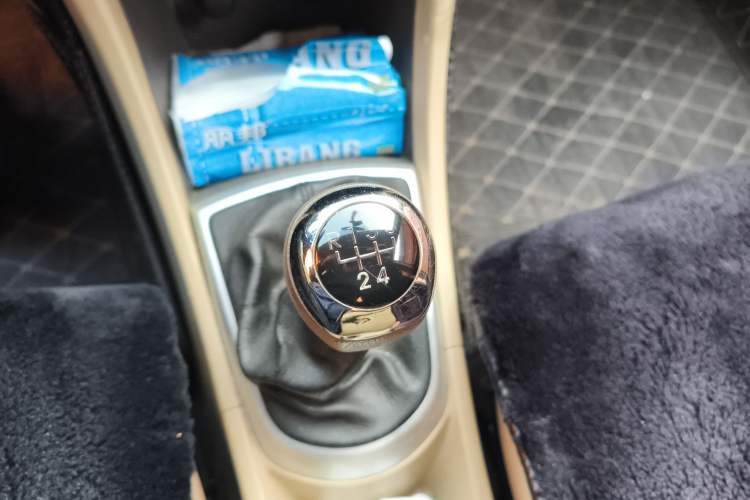 Used Hyundai Verna (older generation) 2010 Sedan 1.4L Manual Standard GL Model Gear Lever