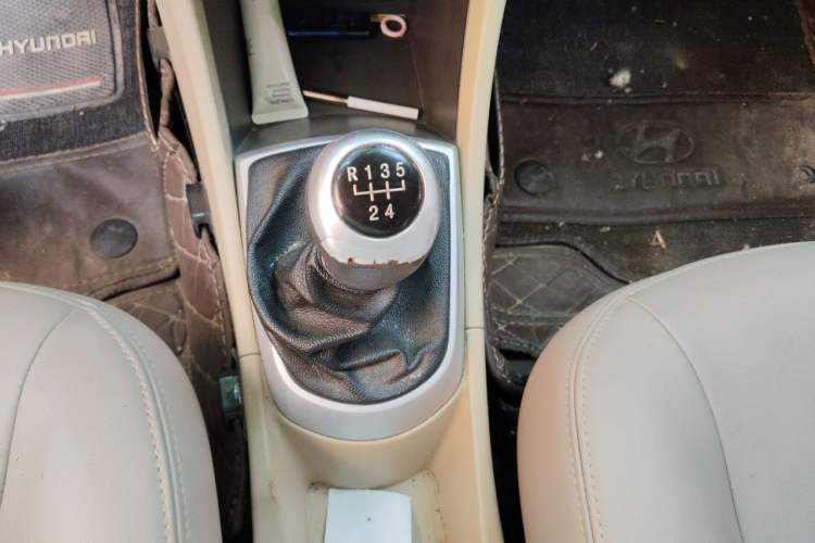 Used Hyundai Verna (older generation) 2010 Sedan 1.4L Manual Standard GL Model Gear Lever