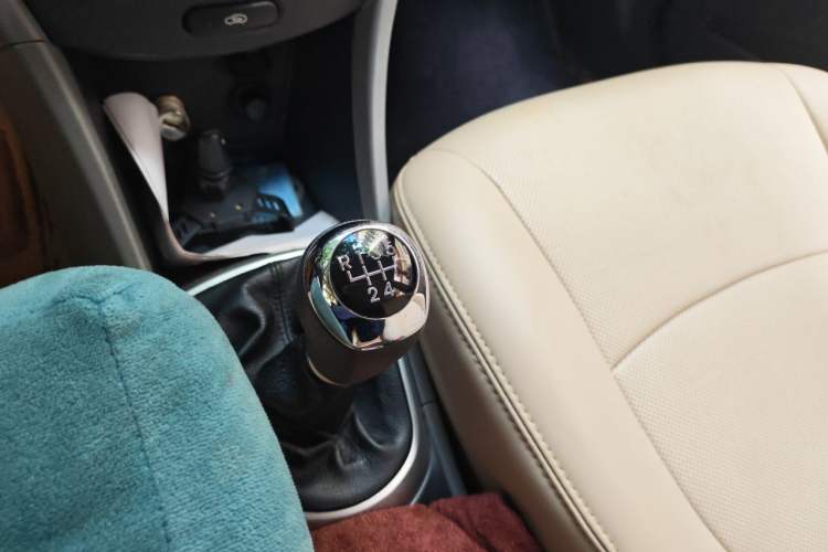 Used Hyundai Verna (older generation) 2010 Sedan 1.4L Manual Comfort GS Gear Lever