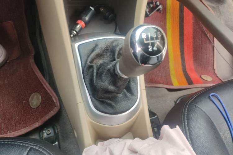 Used Hyundai Verna (older generation) 2010 Sedan 1.4L Manual Comfort GS Gear Lever