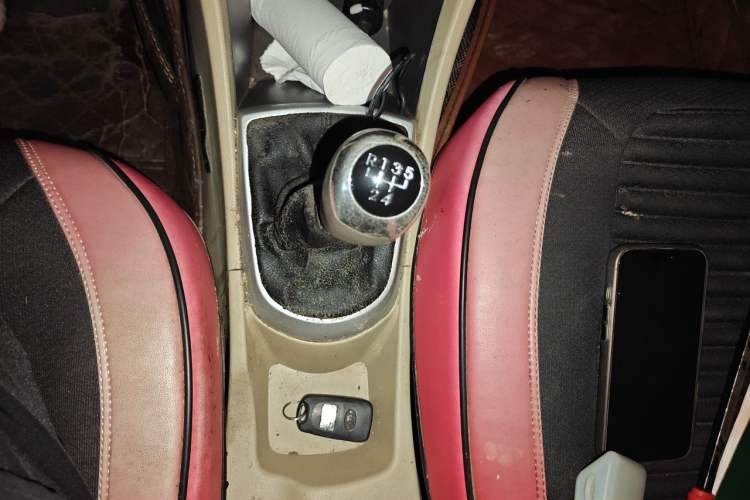 Used Hyundai Verna (older generation) 2010 Sedan 1.4L Manual Comfort GS Gear Lever