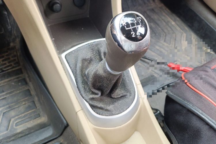 Used Hyundai Verna (older generation) 2010 Sedan 1.4L Manual Comfort GS Gear Lever