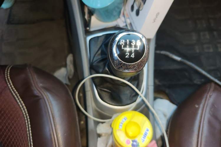 Used Hyundai Verna (older generation) 2010 Sedan 1.4L Manual Comfort GS Gear Lever