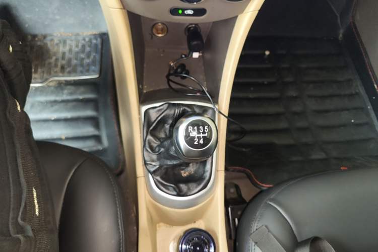 Used Hyundai Verna (older generation) 2010 Sedan 1.4L Manual Comfort GS Gear Lever