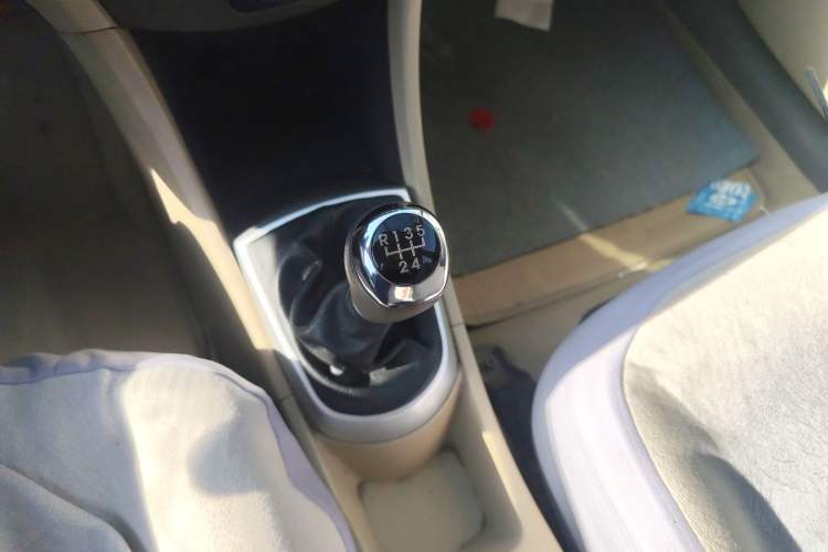Used Hyundai Verna (older generation) 2010 Sedan 1.4L Manual Comfort GS Gear Lever